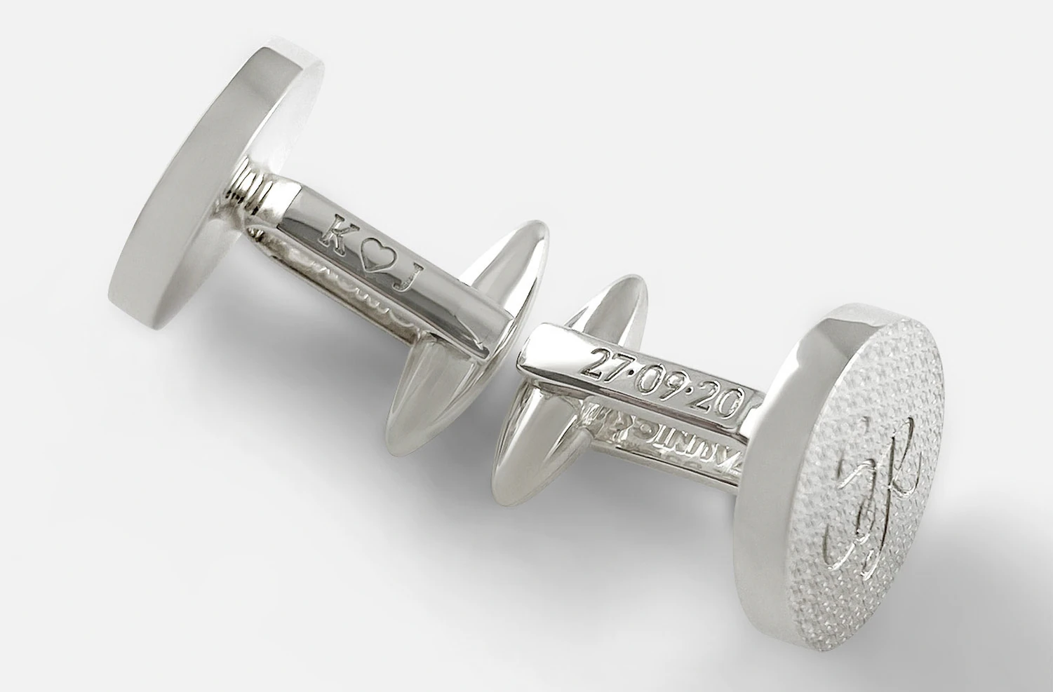 Gravure sur le pont de boutons de manchette en argent massif 925, atelier ZAUNICK